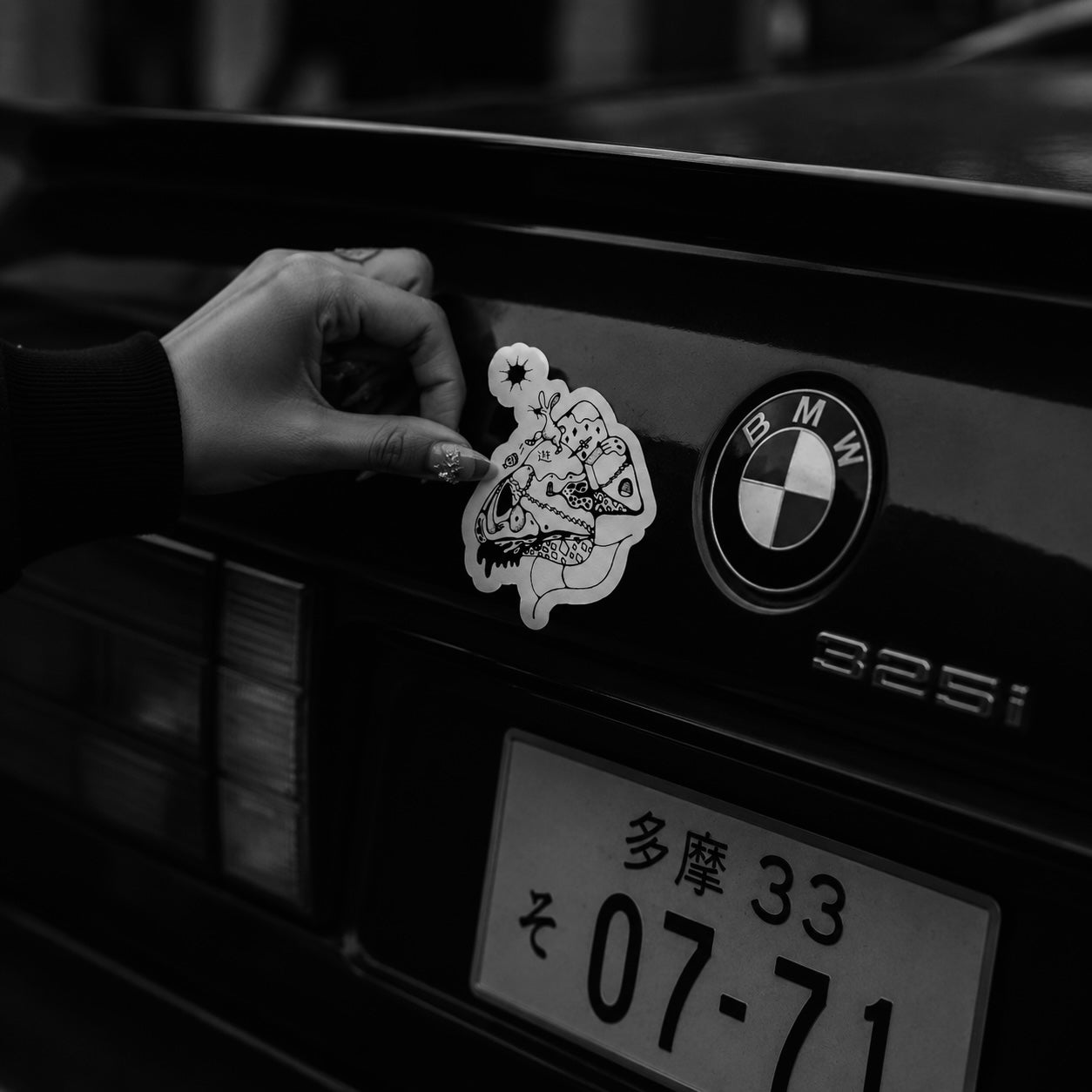 Y¥ “Rabbit King” Kiss-Cut Vinyl Fragment ( Indie Sticker )